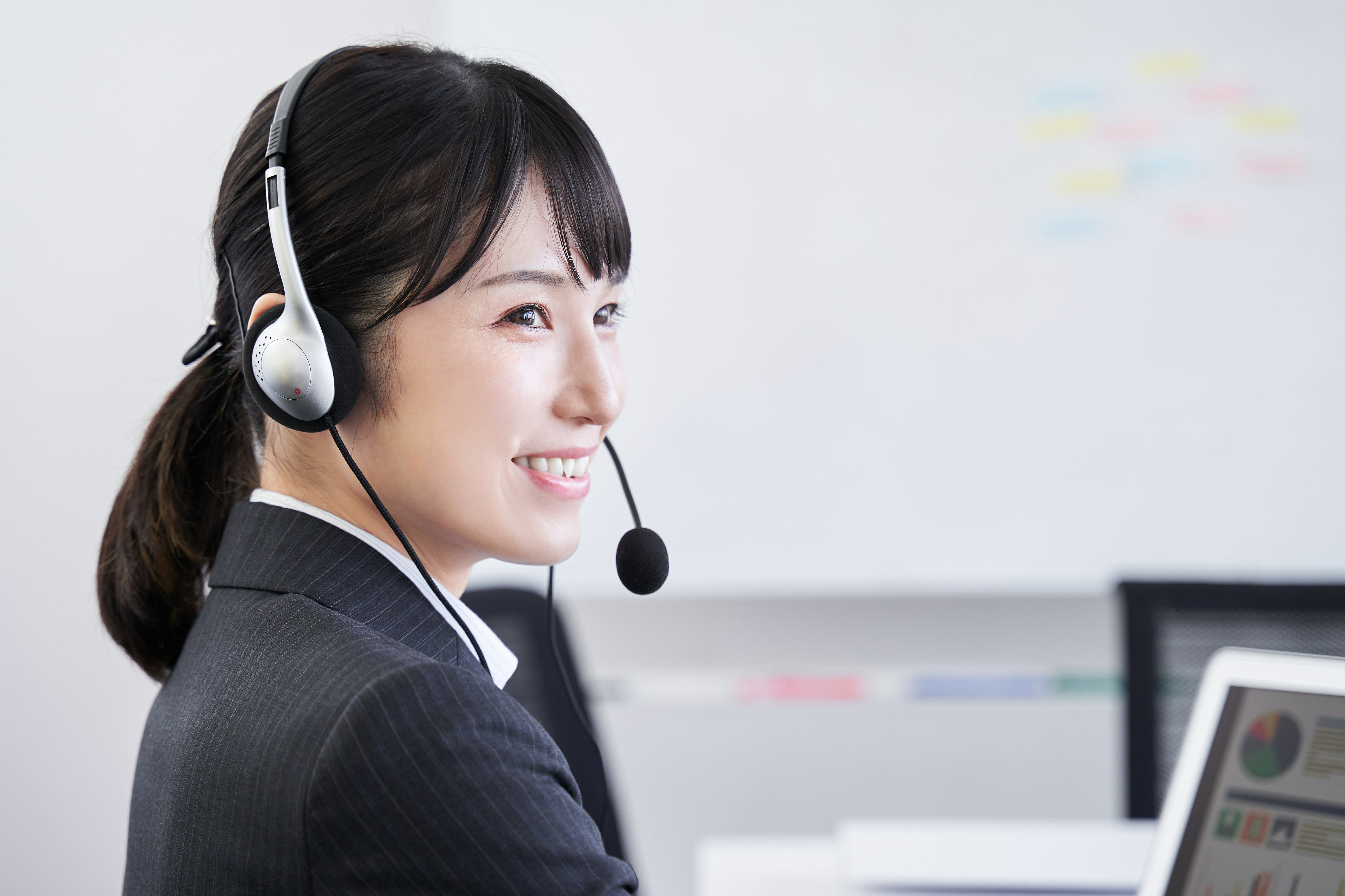 問い合わせに回答する女性の画像