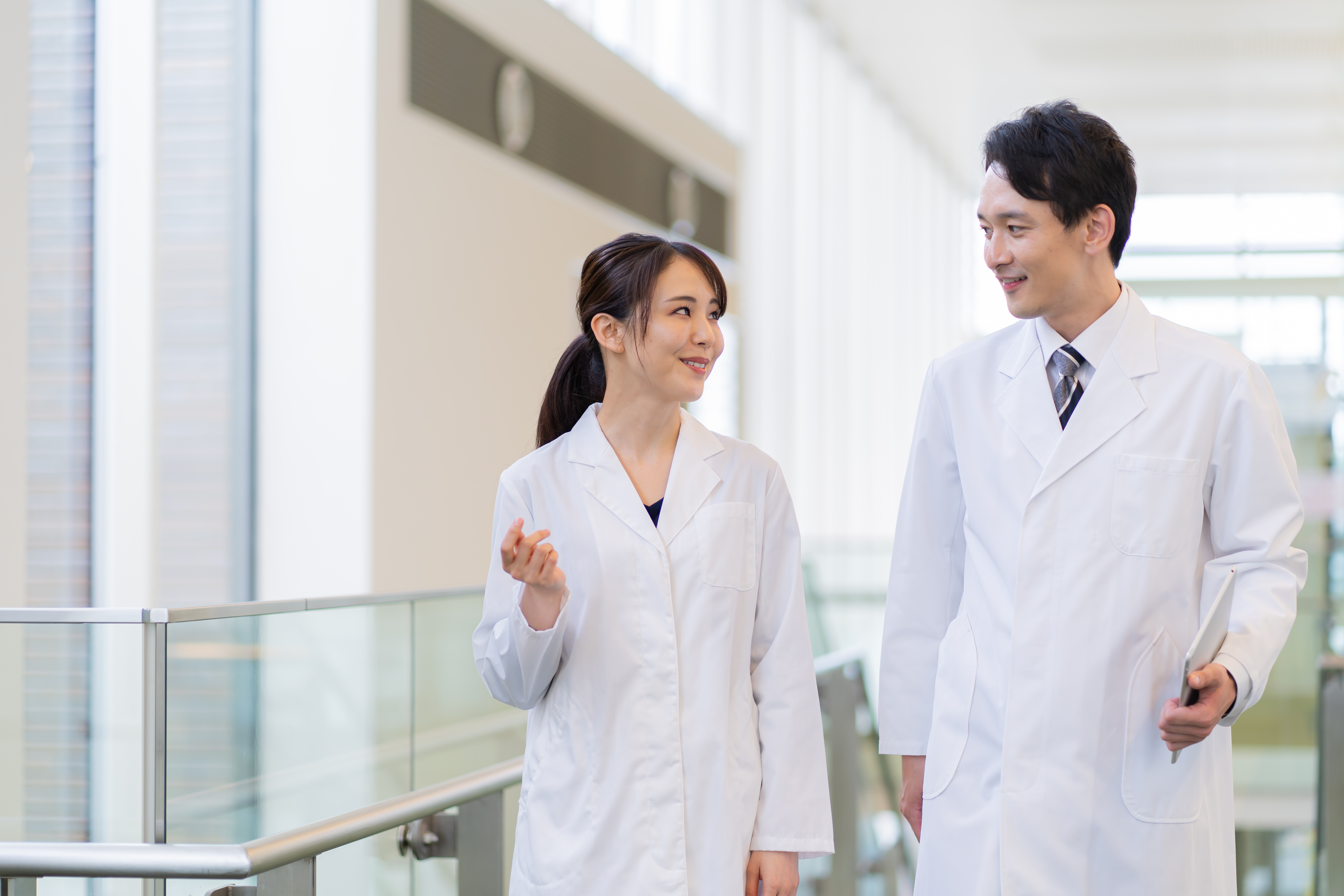 研究者の男女が話している様子